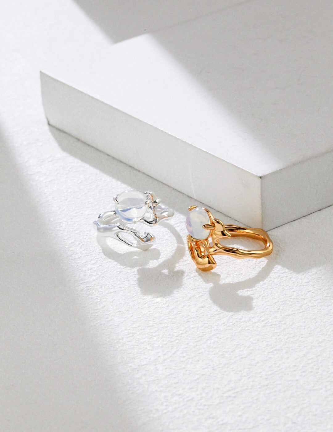 Bague minimaliste en opale au clair de lune