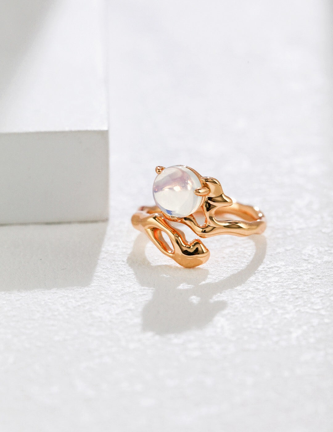 Bague minimaliste en opale au clair de lune