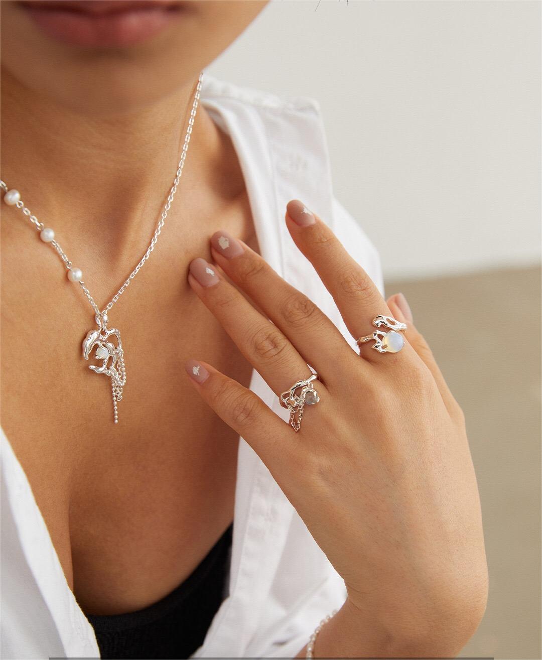 Bague minimaliste en opale au clair de lune