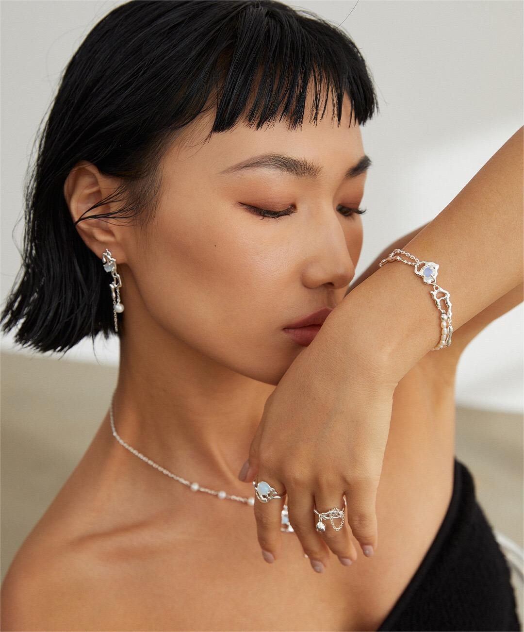 Bague minimaliste en opale au clair de lune