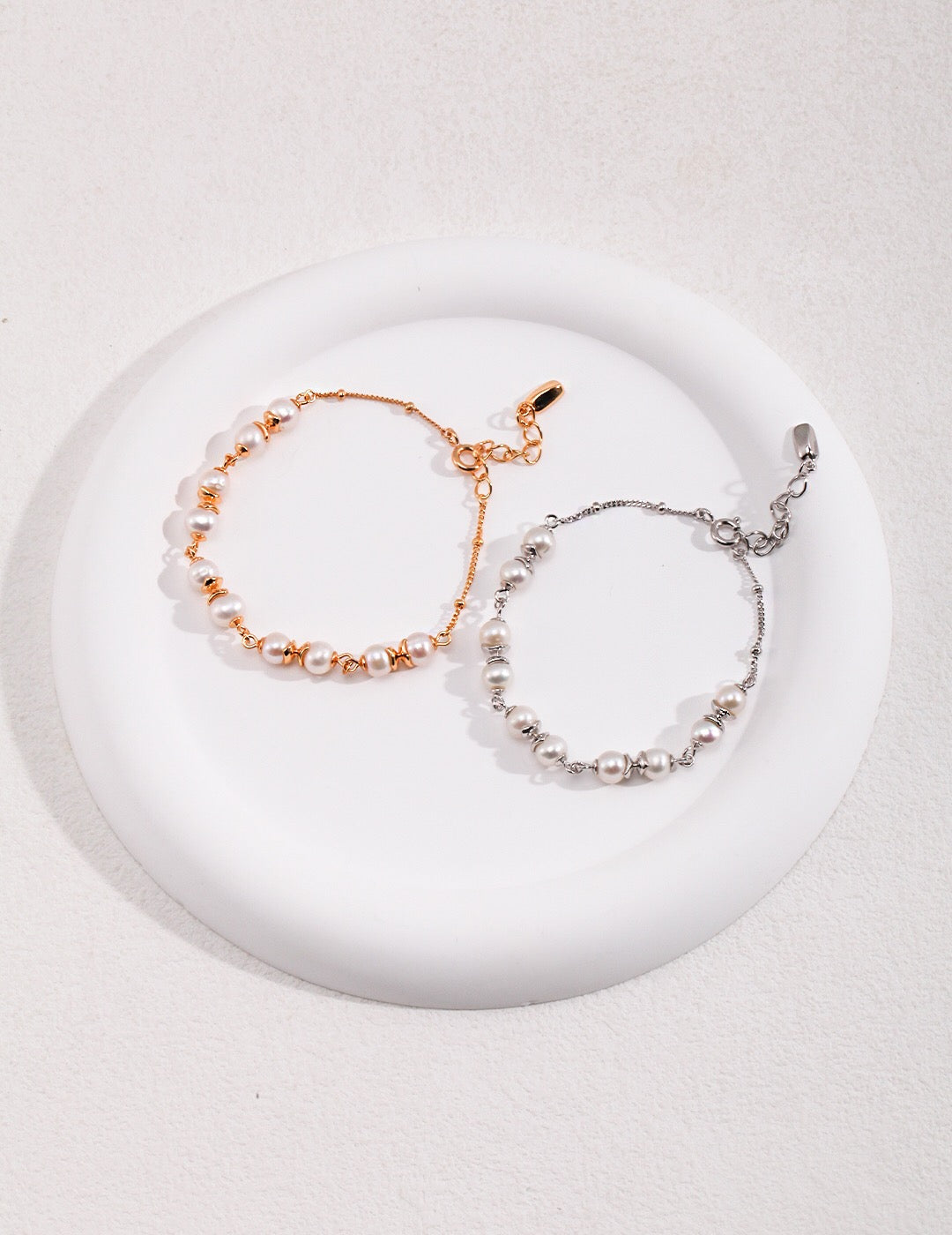 Perlen-Spacer-Armband im minimalistischen Stil