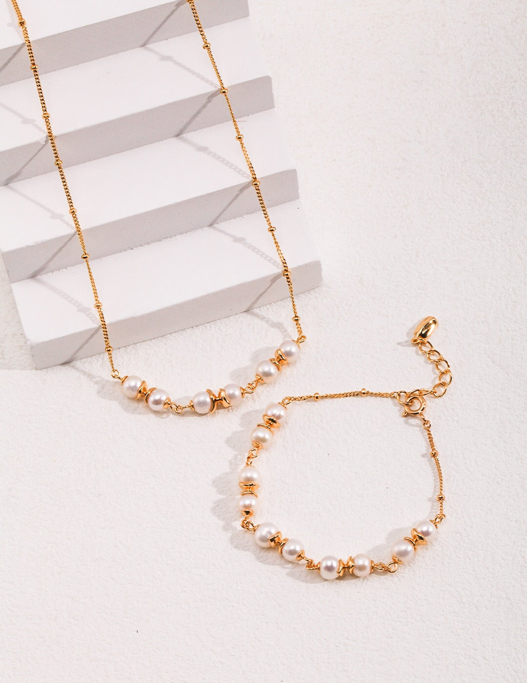 Perlen-Spacer-Armband im minimalistischen Stil