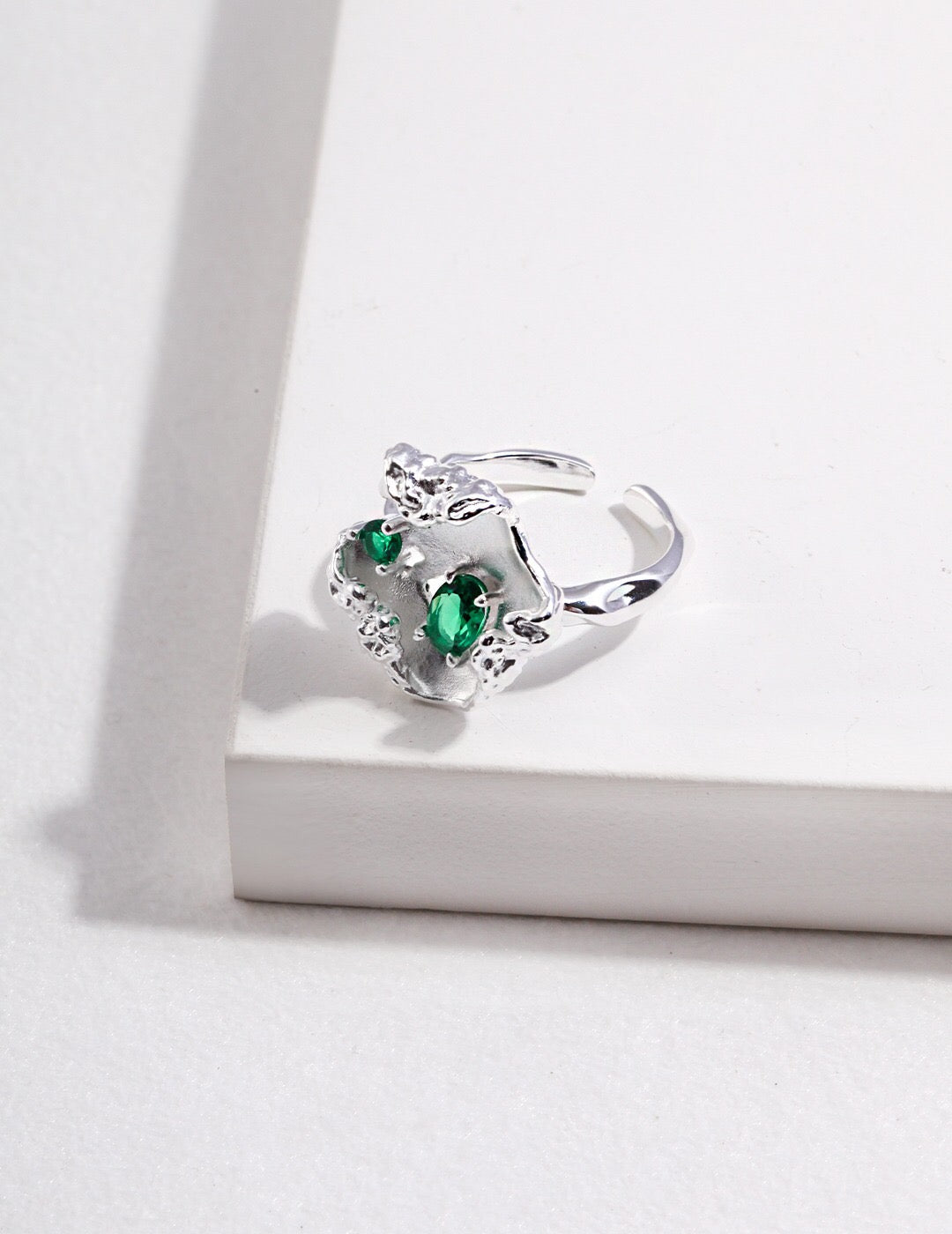 Bague en zircon vert à motif de vague