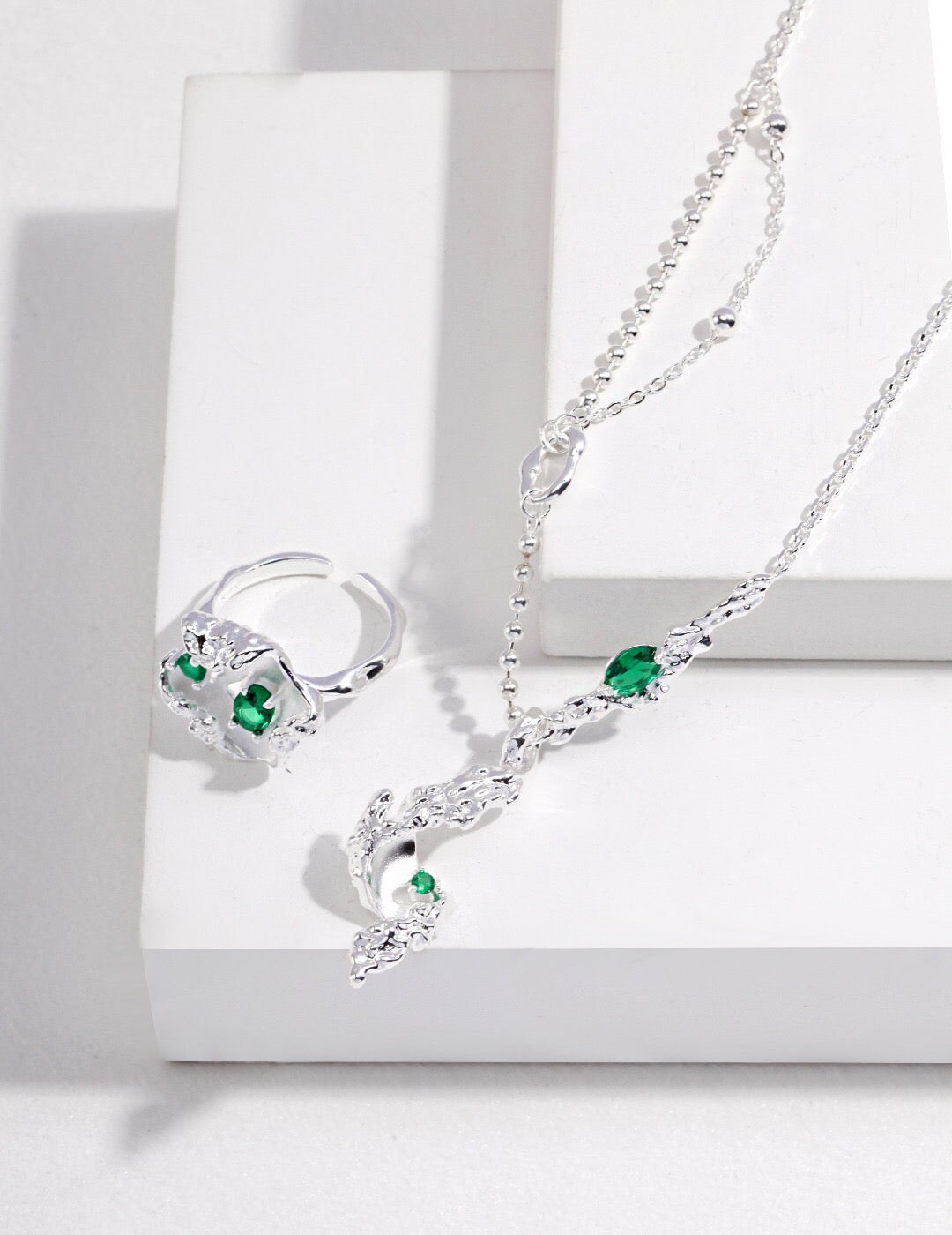 Bague en zircon vert à motif de vague