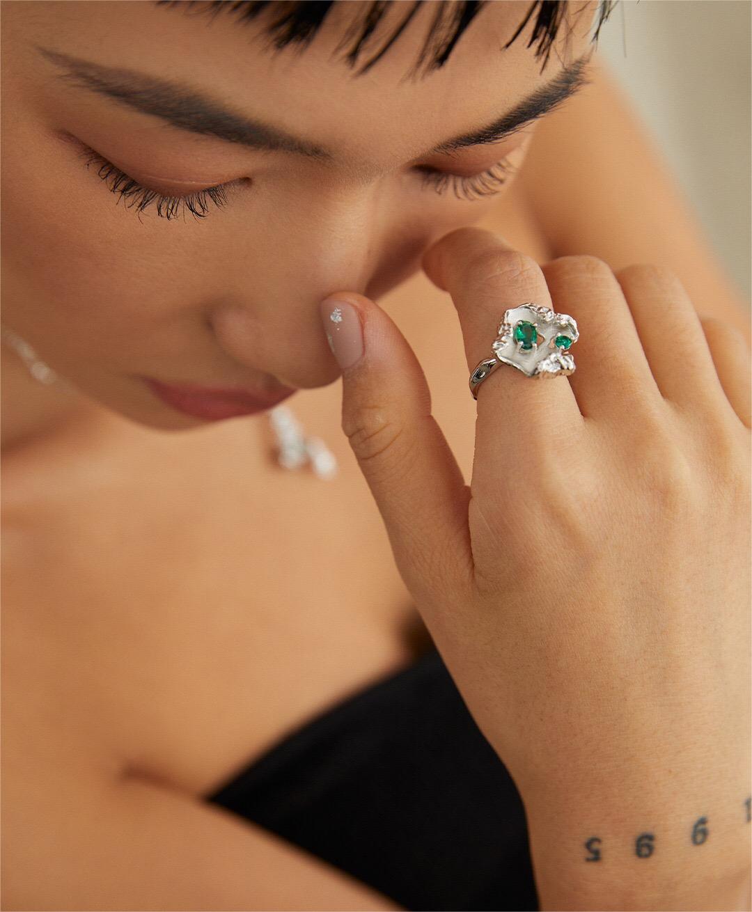 Bague en zircon vert à motif de vague