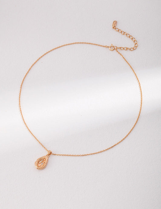 Collier avec pendentif en forme de larme de perles
