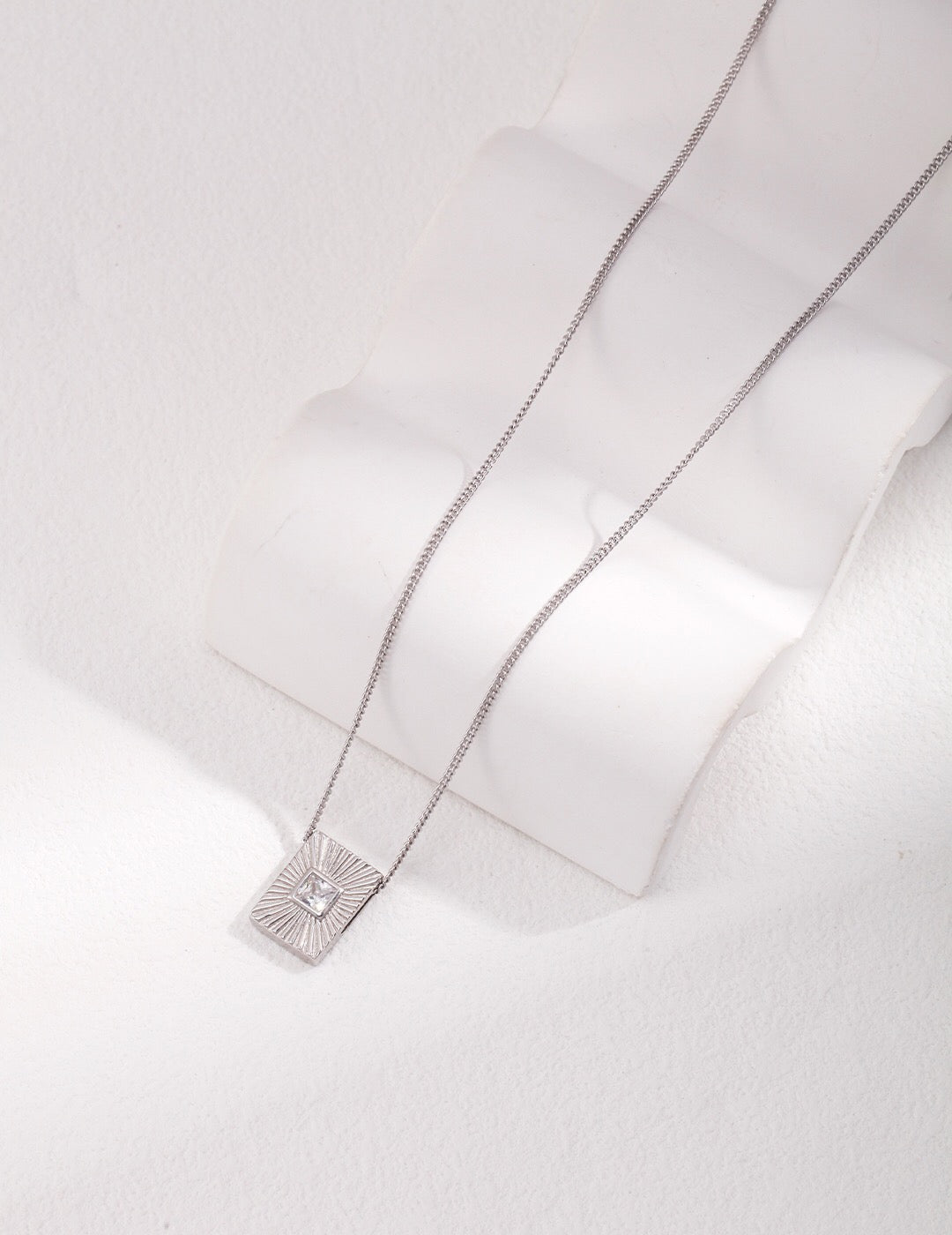 Collier avec pendentif rectangulaire en zircon