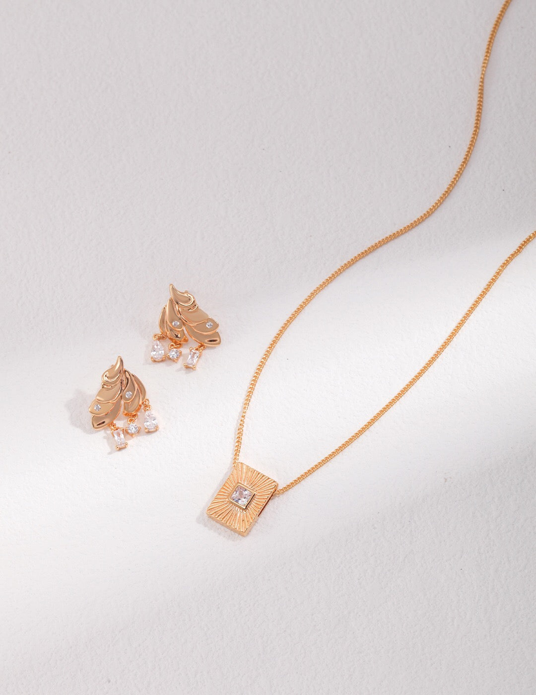 Collier avec pendentif rectangulaire en zircon