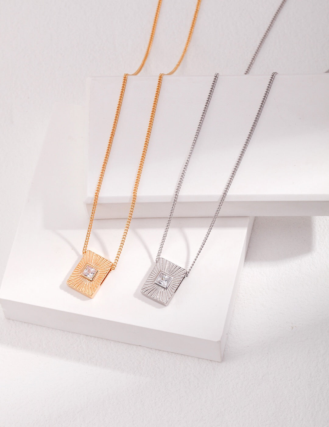 Collier avec pendentif rectangulaire en zircon
