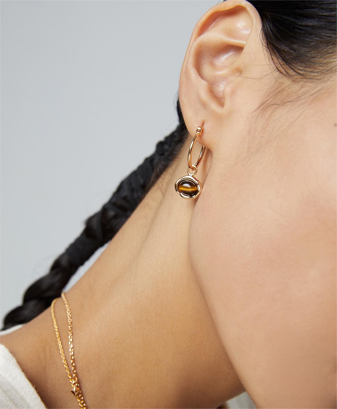 Boucles d'oreilles créoles classiques en œil de tigre marron