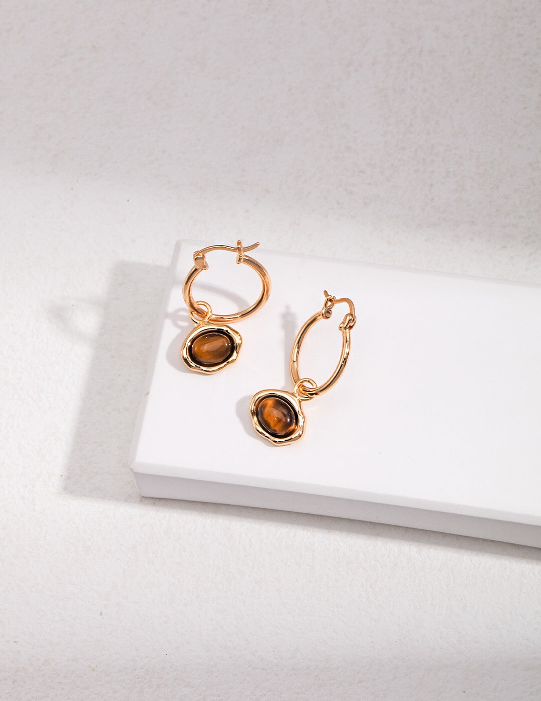 Boucles d'oreilles créoles classiques en œil de tigre marron