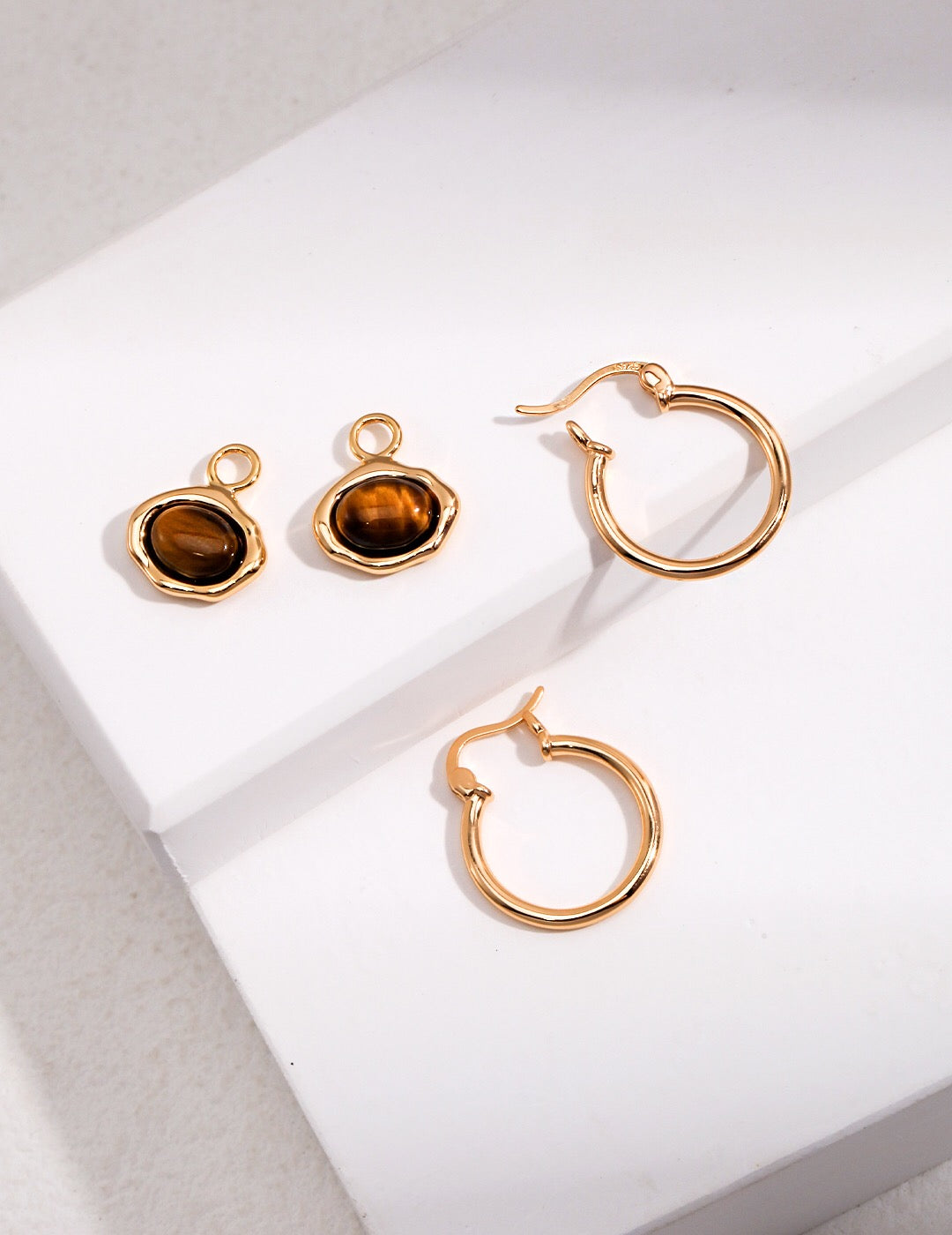 Boucles d'oreilles créoles classiques en œil de tigre marron