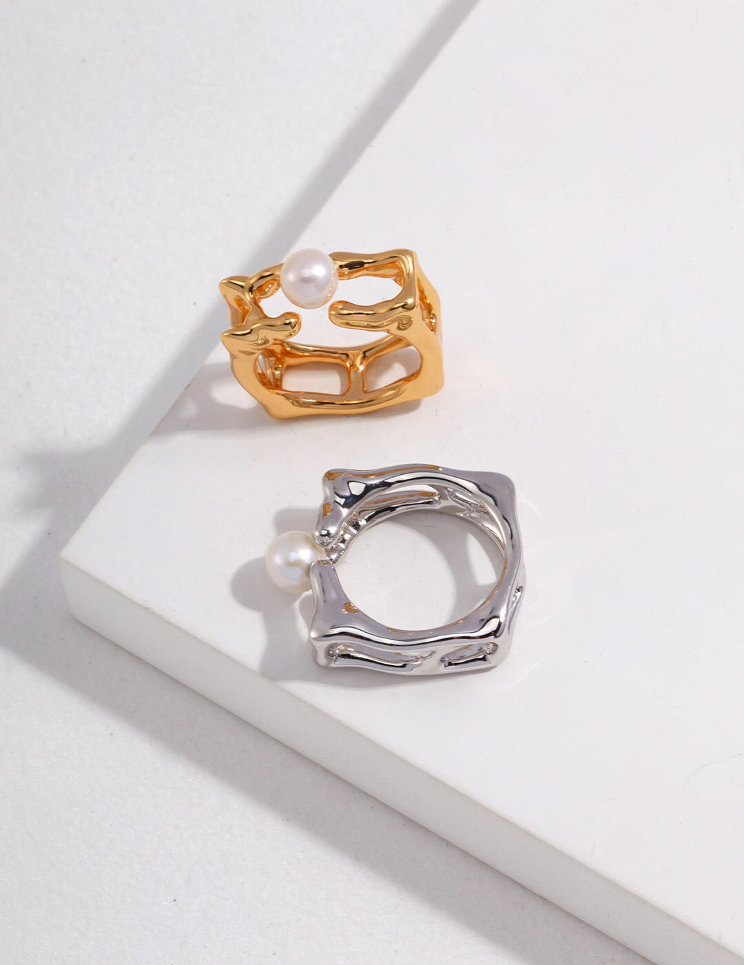 Bague carrée en perles de forme fluide géométrique