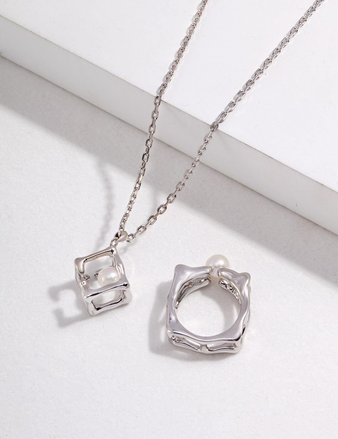 Bague carrée en perles de forme fluide géométrique