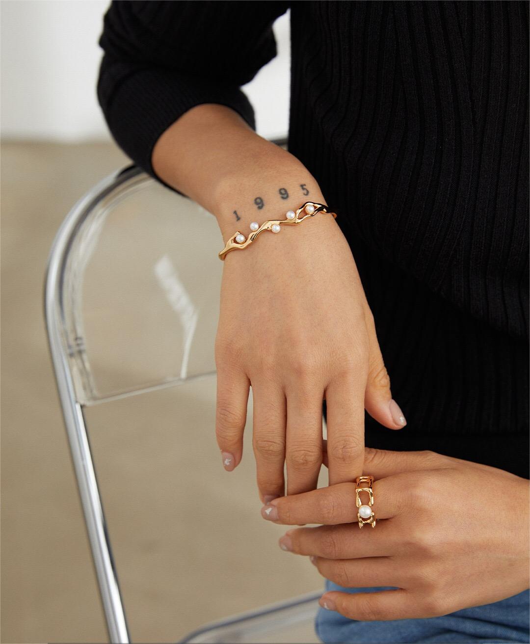 Bague carrée en perles de forme fluide géométrique