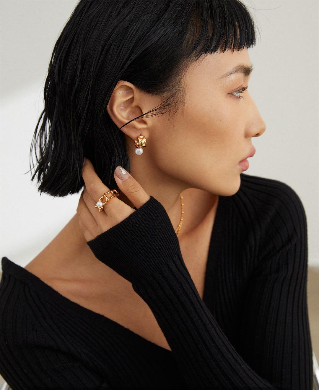 Bague carrée en perles de forme fluide géométrique