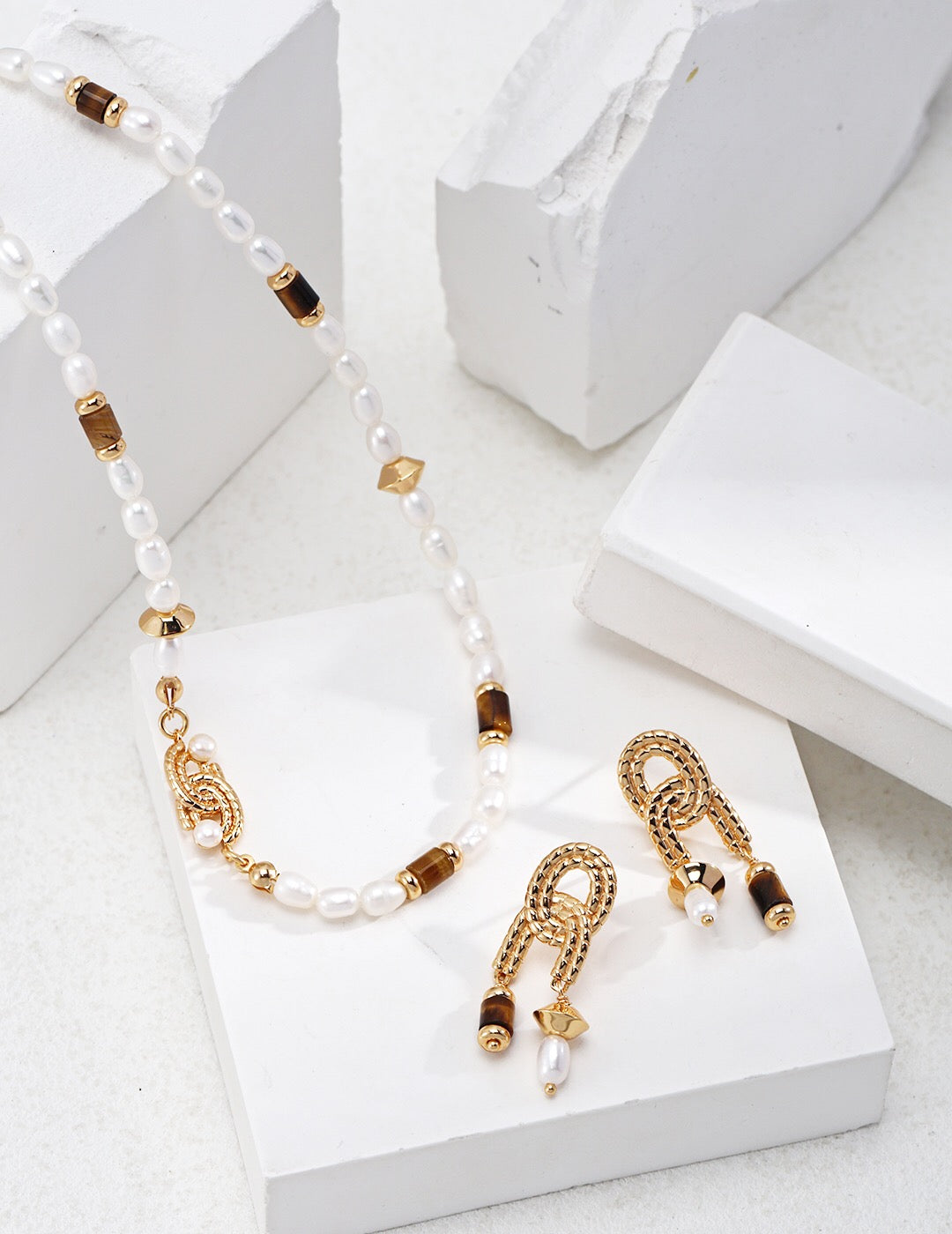 Natürliche Perle mit Tigerauge-Knotenohrringen