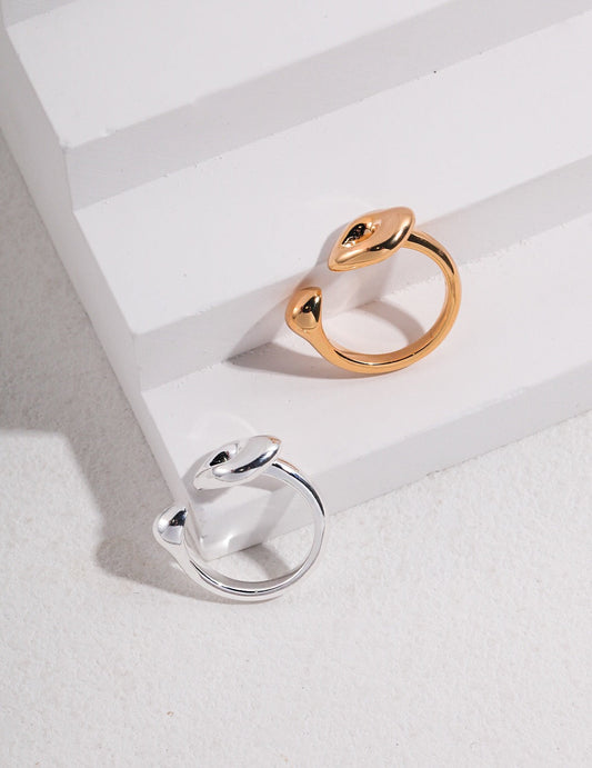 Offener Ring im skulpturalen Stil