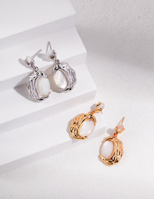Boucles d'oreilles irrégulières en nacre naturelle de style lave