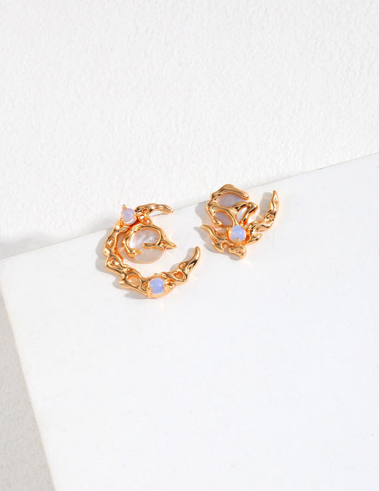 Boucles d'oreilles à tige asymétriques en opale de style croissant de lune