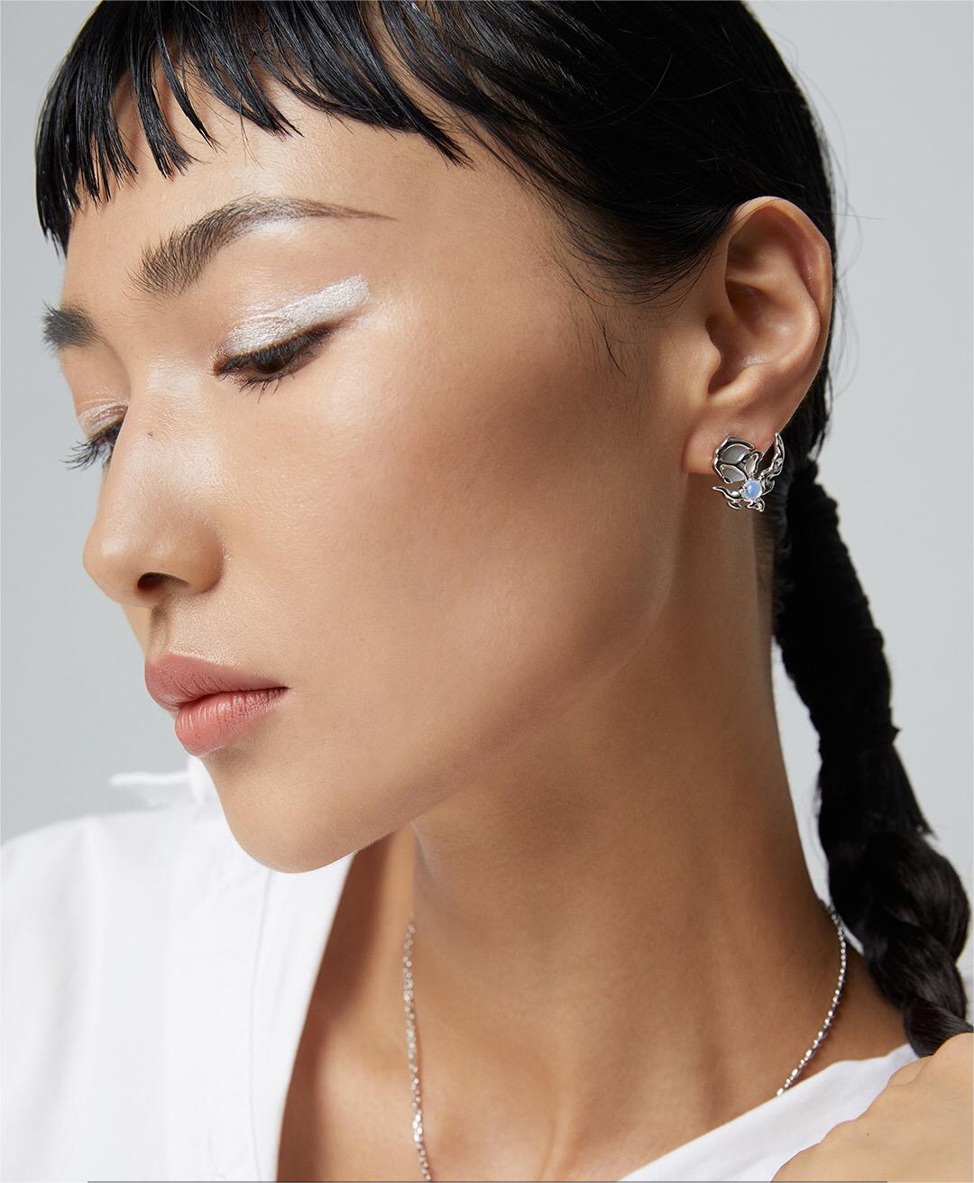 Boucles d'oreilles à tige asymétriques en opale de style croissant de lune