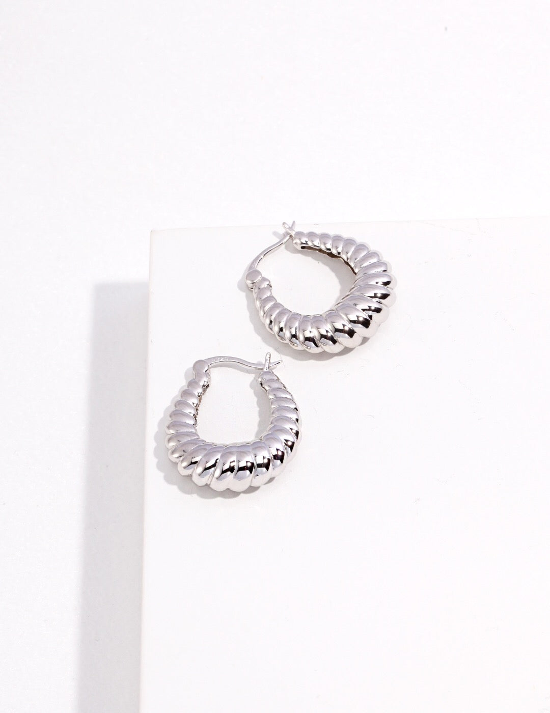Boucles d'oreilles créoles à rayures torsadées
