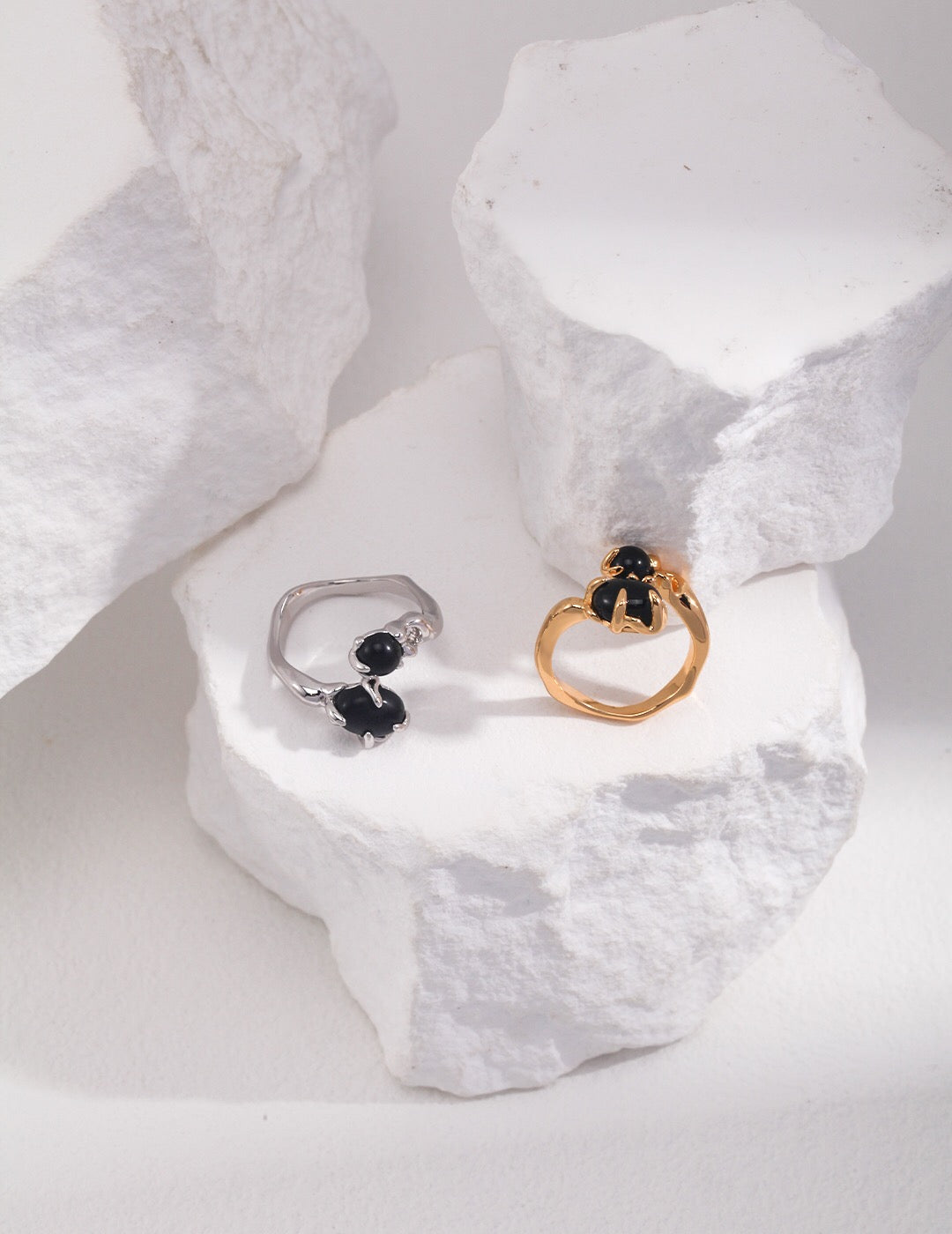 Schwarzer Achatring mit zwei ovalen Cabochons