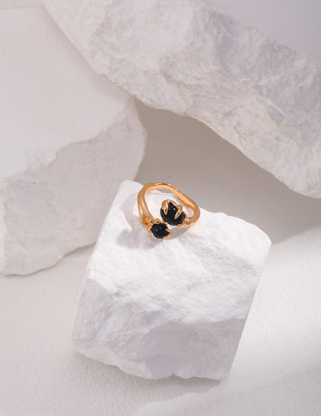 Schwarzer Achatring mit zwei ovalen Cabochons