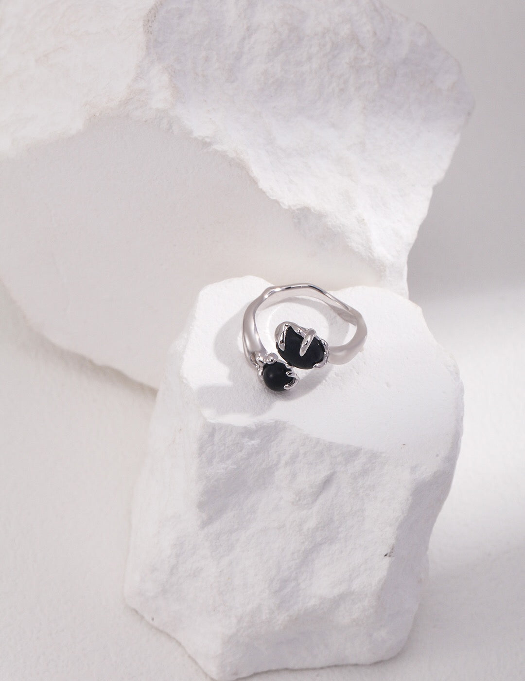 Schwarzer Achatring mit zwei ovalen Cabochons