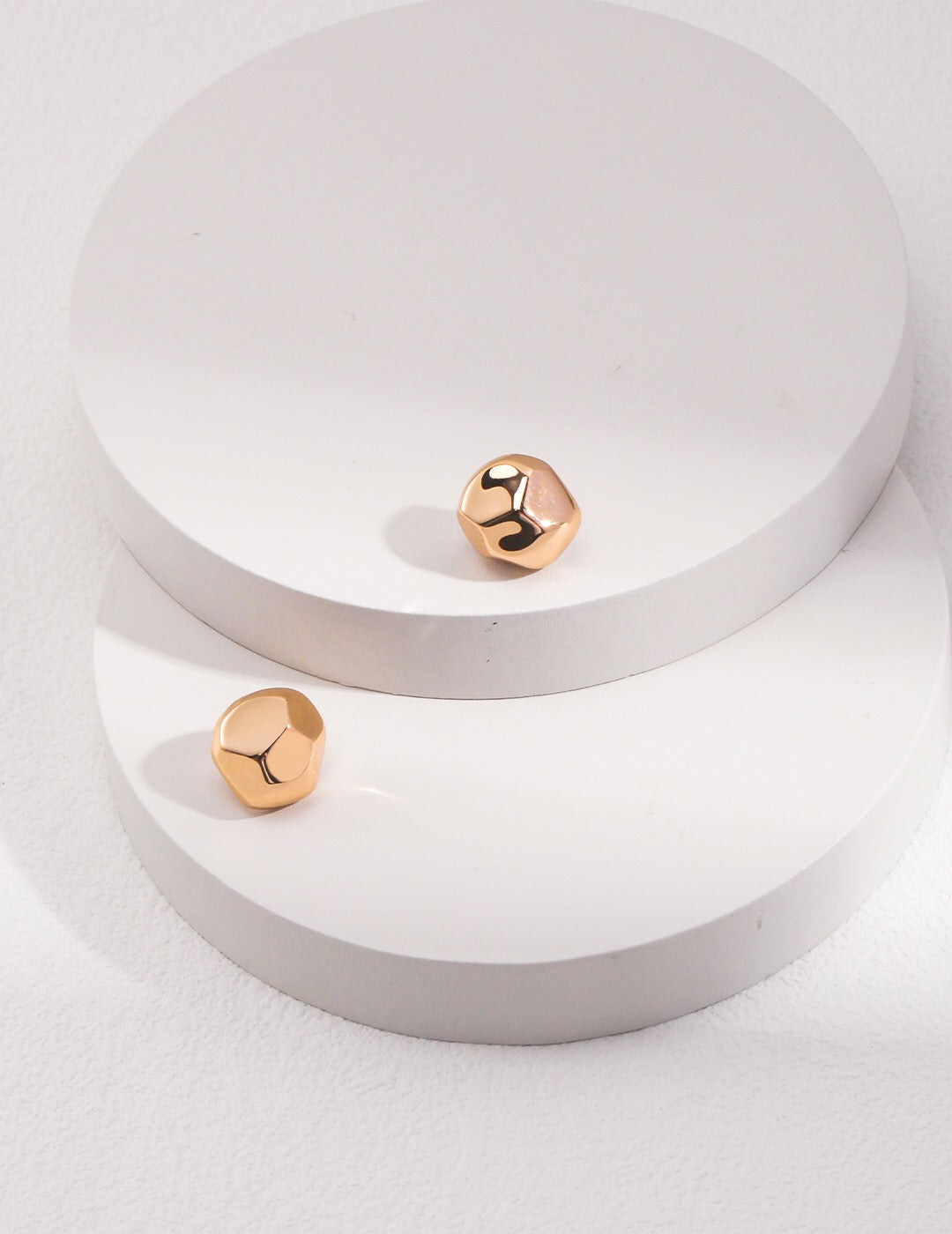 Auffällige geometrische Ohrstecker