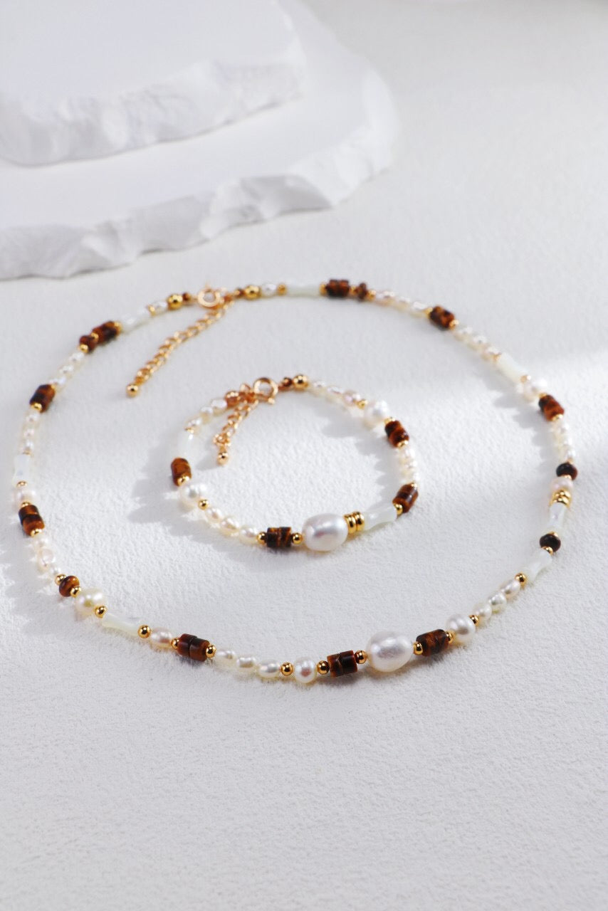 Armband mit Perlen und Tigerauge-Steinen