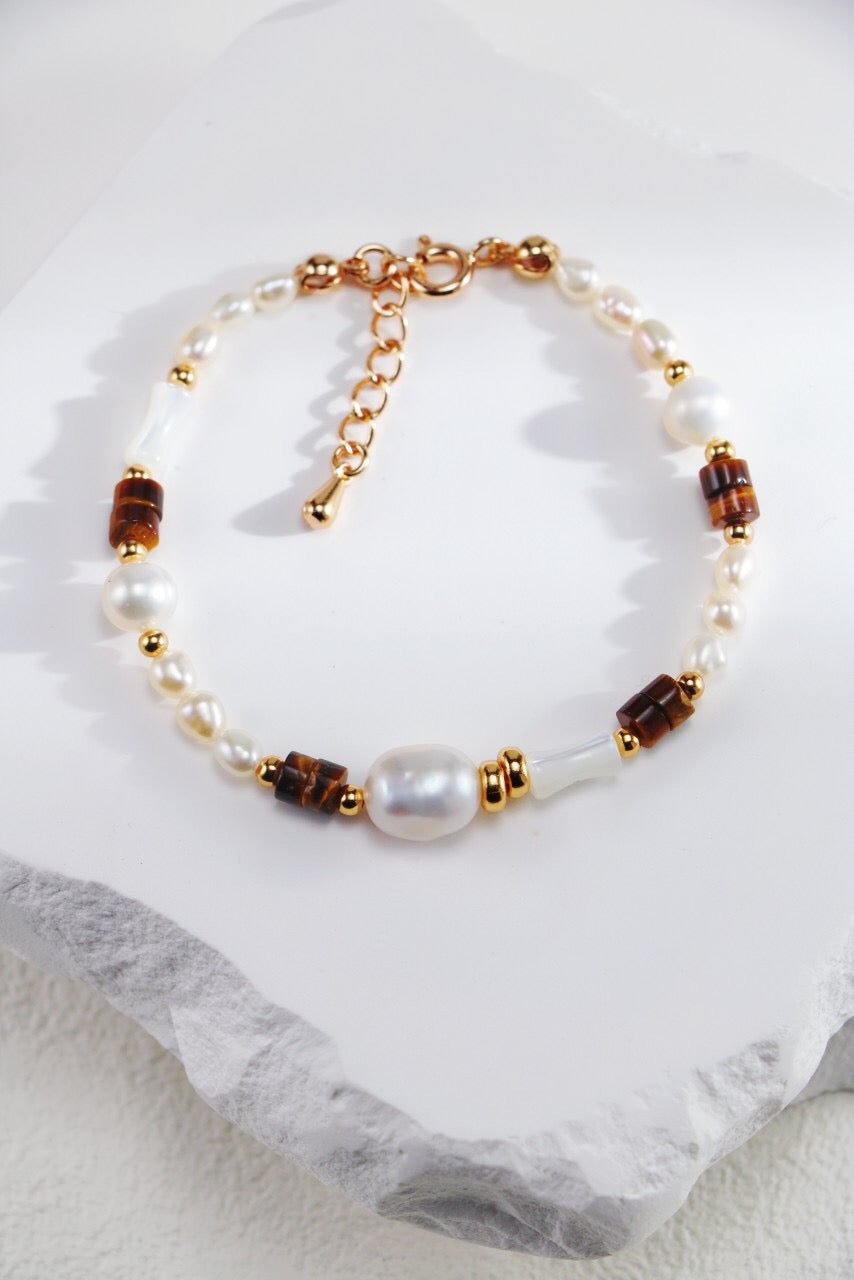Armband mit Perlen und Tigerauge-Steinen