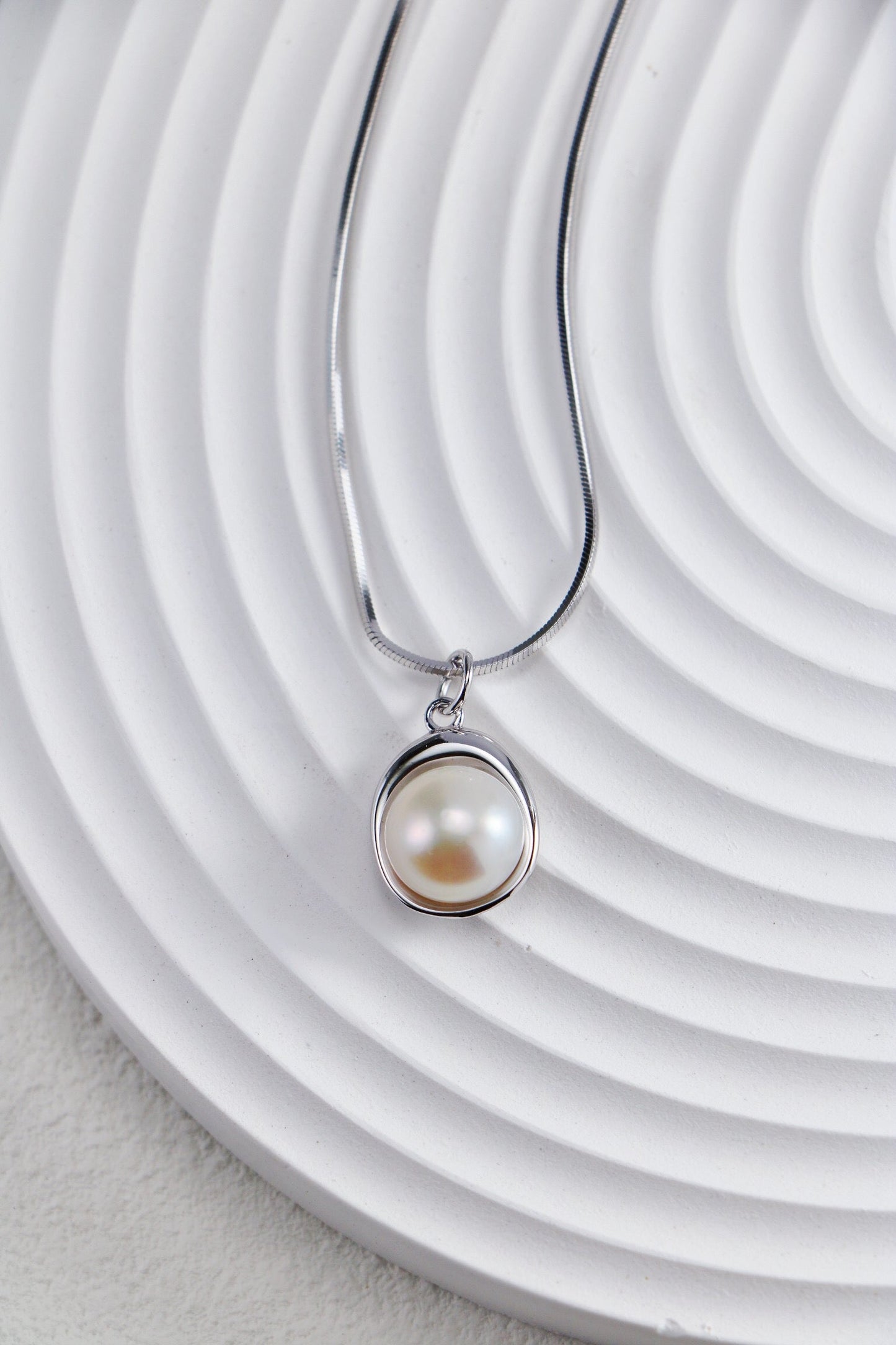Elegante Halskette mit Perlenanhänger