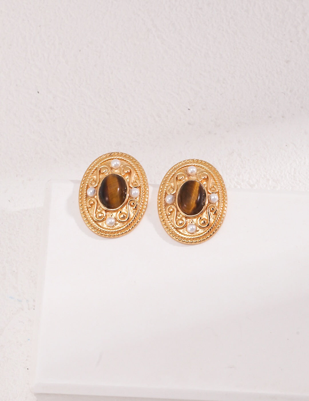 Boucles d'oreilles à tige en œil de tigre de style courtois vintage
