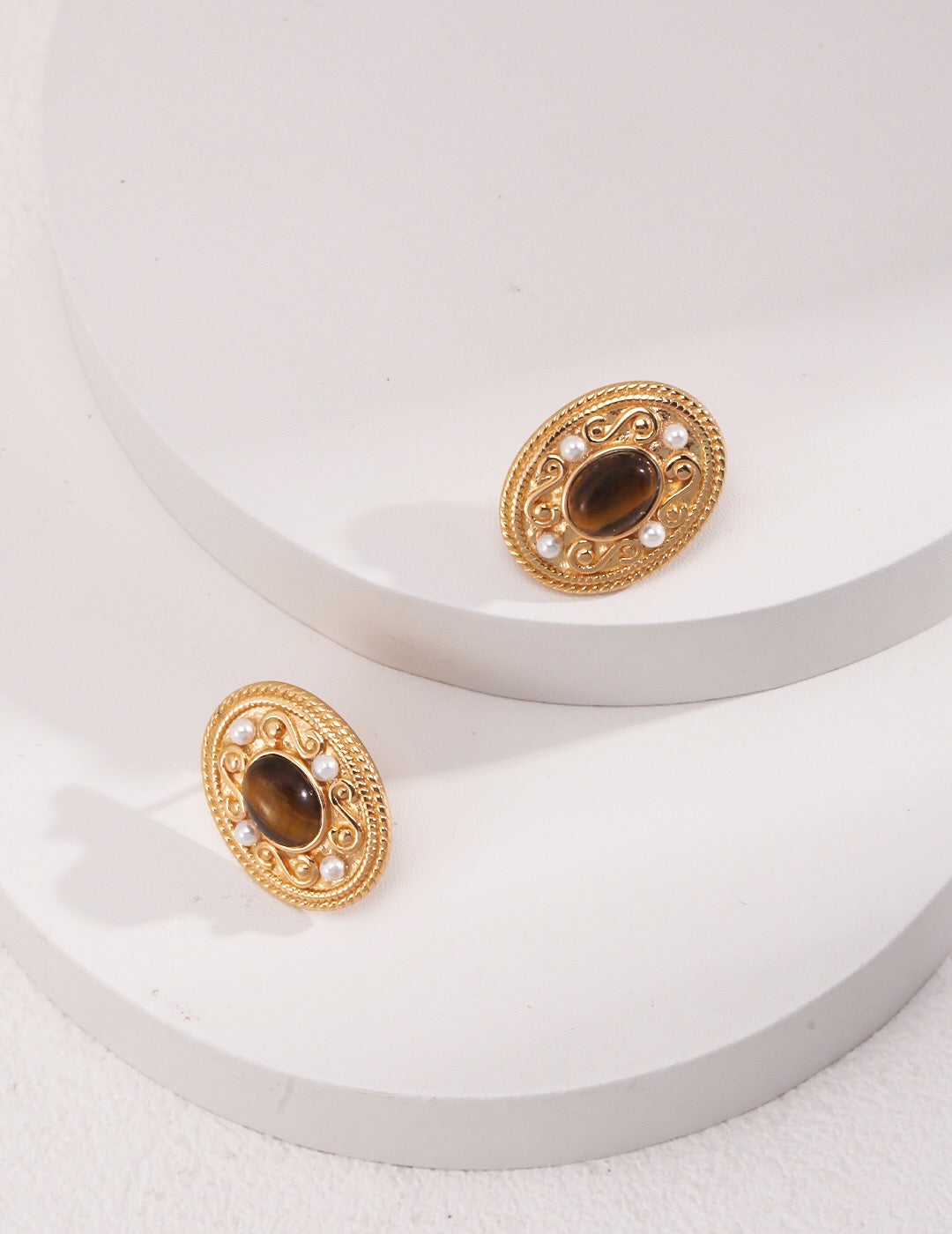 Boucles d'oreilles à tige en œil de tigre de style courtois vintage
