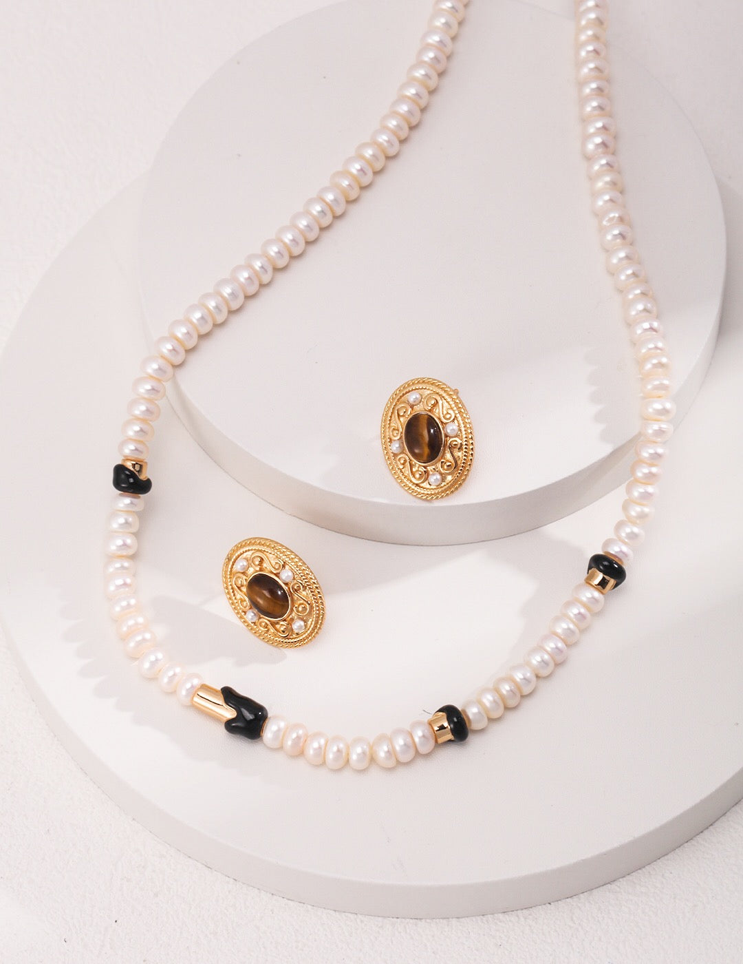 Boucles d'oreilles à tige en œil de tigre de style courtois vintage