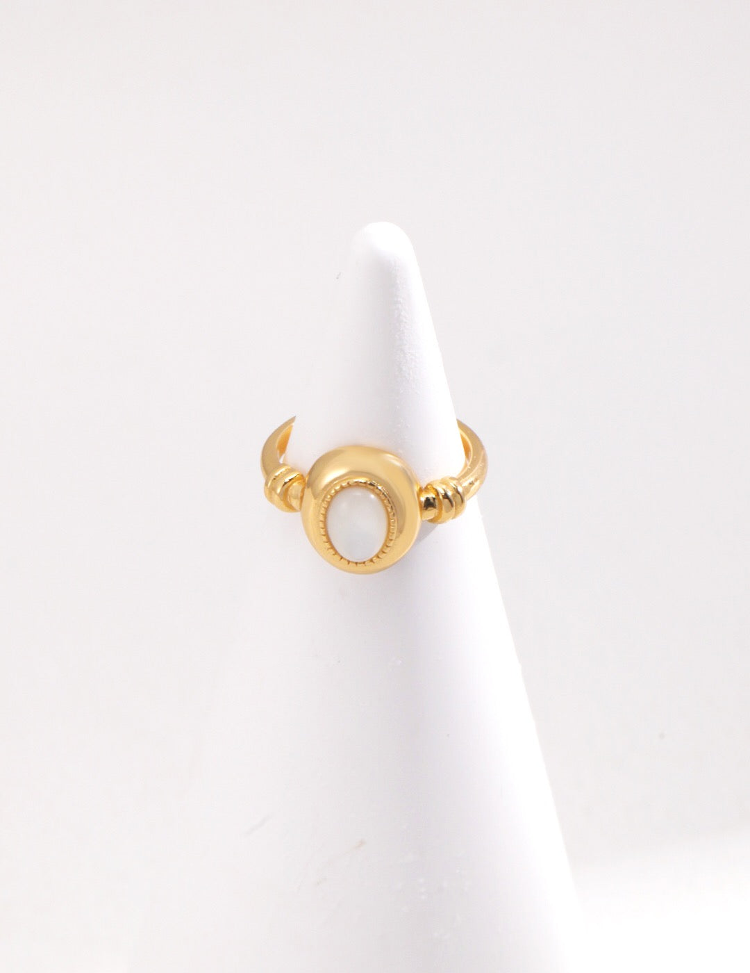 Minimalist oval mother of pearl ring in gold vermeil