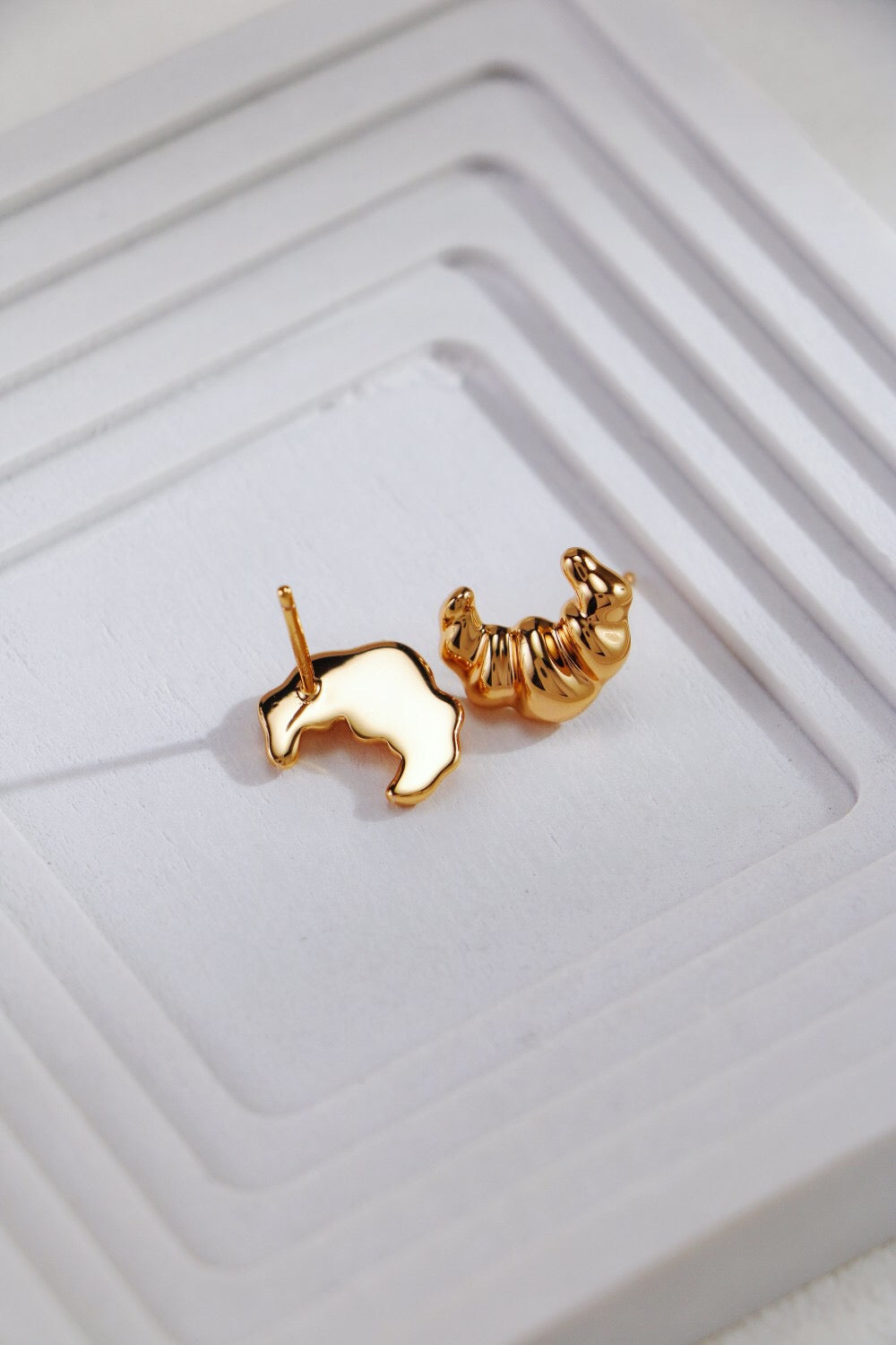 Minimalistische Croissant Ohrstecker