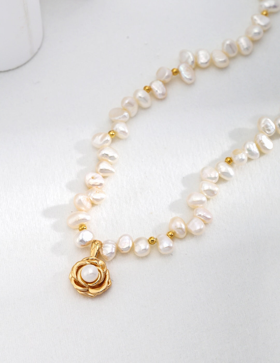 Zierliche Perlenkette mit Kamelie und Rose
