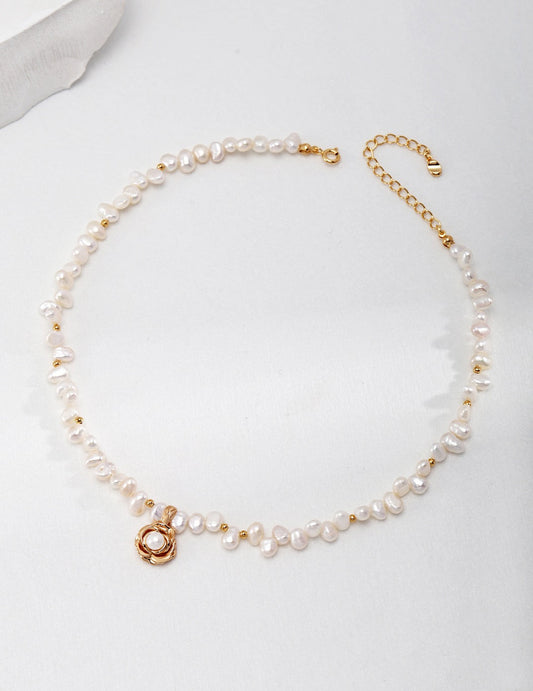 Collier délicat en perles et fleurs de camélia rose
