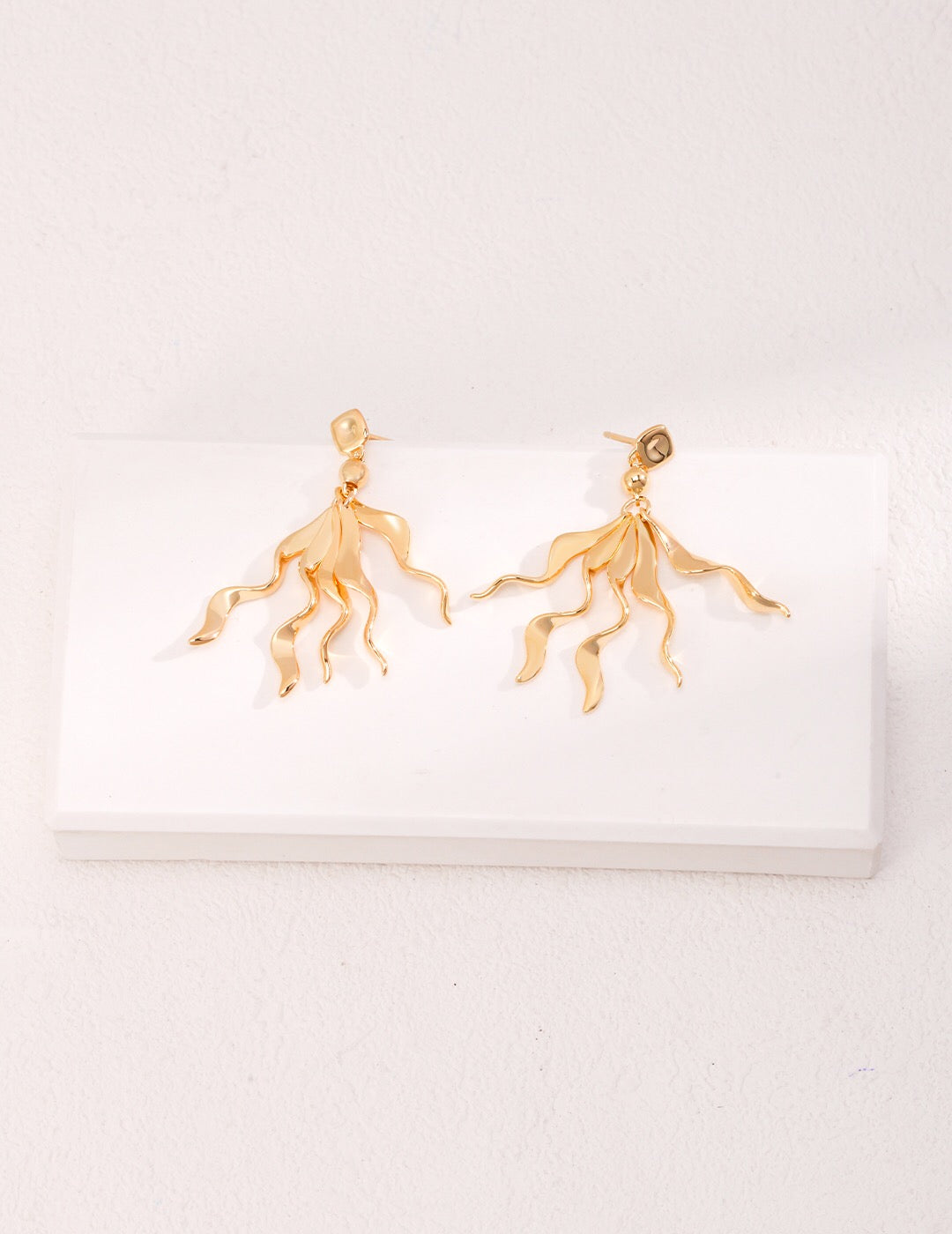 Statement-Ohrringe mit goldenen Quasten