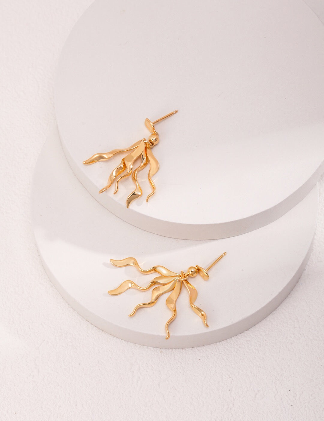 Statement-Ohrringe mit goldenen Quasten
