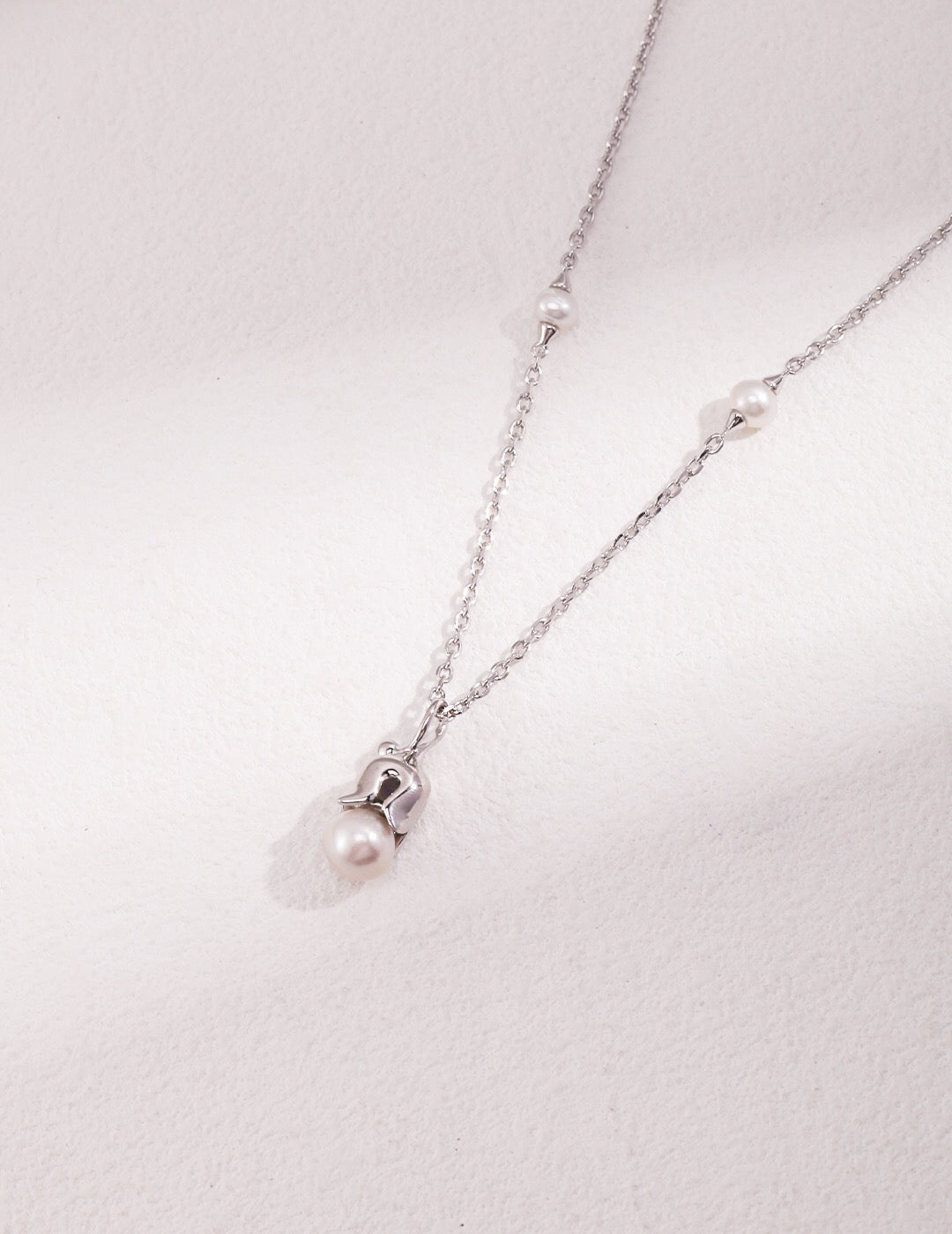 Perlenkette im Maiglöckchen-Stil