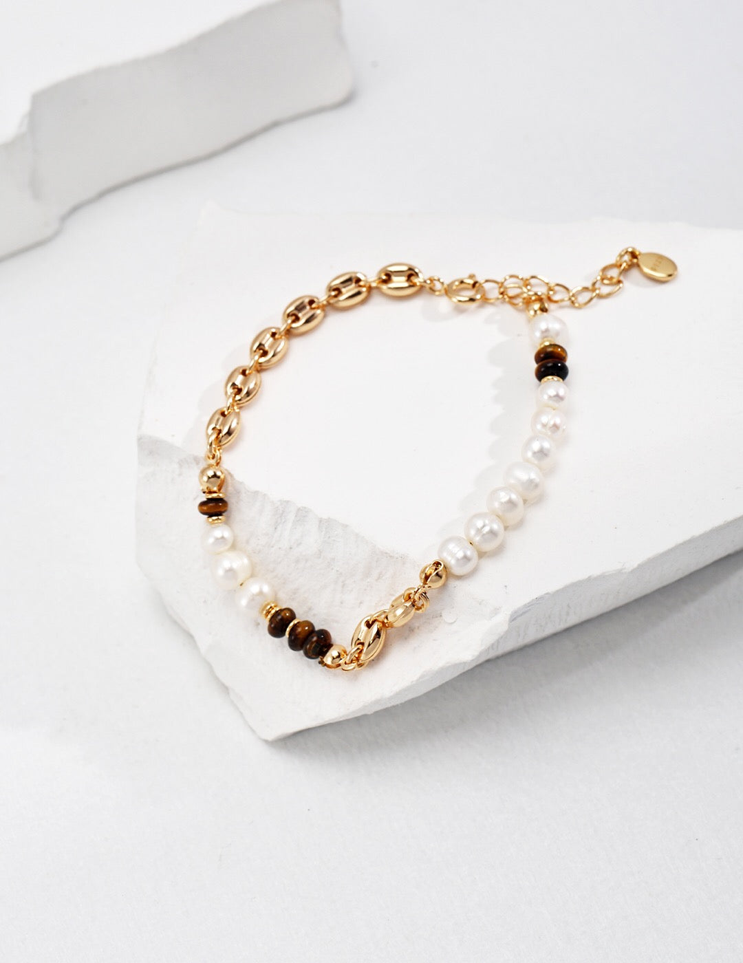 Natürliches Tigerauge mit Süßwasserperlenarmband