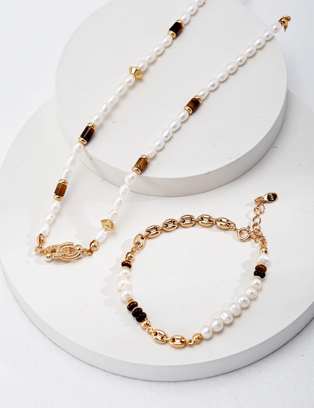 Natürliches Tigerauge mit Süßwasserperlenarmband