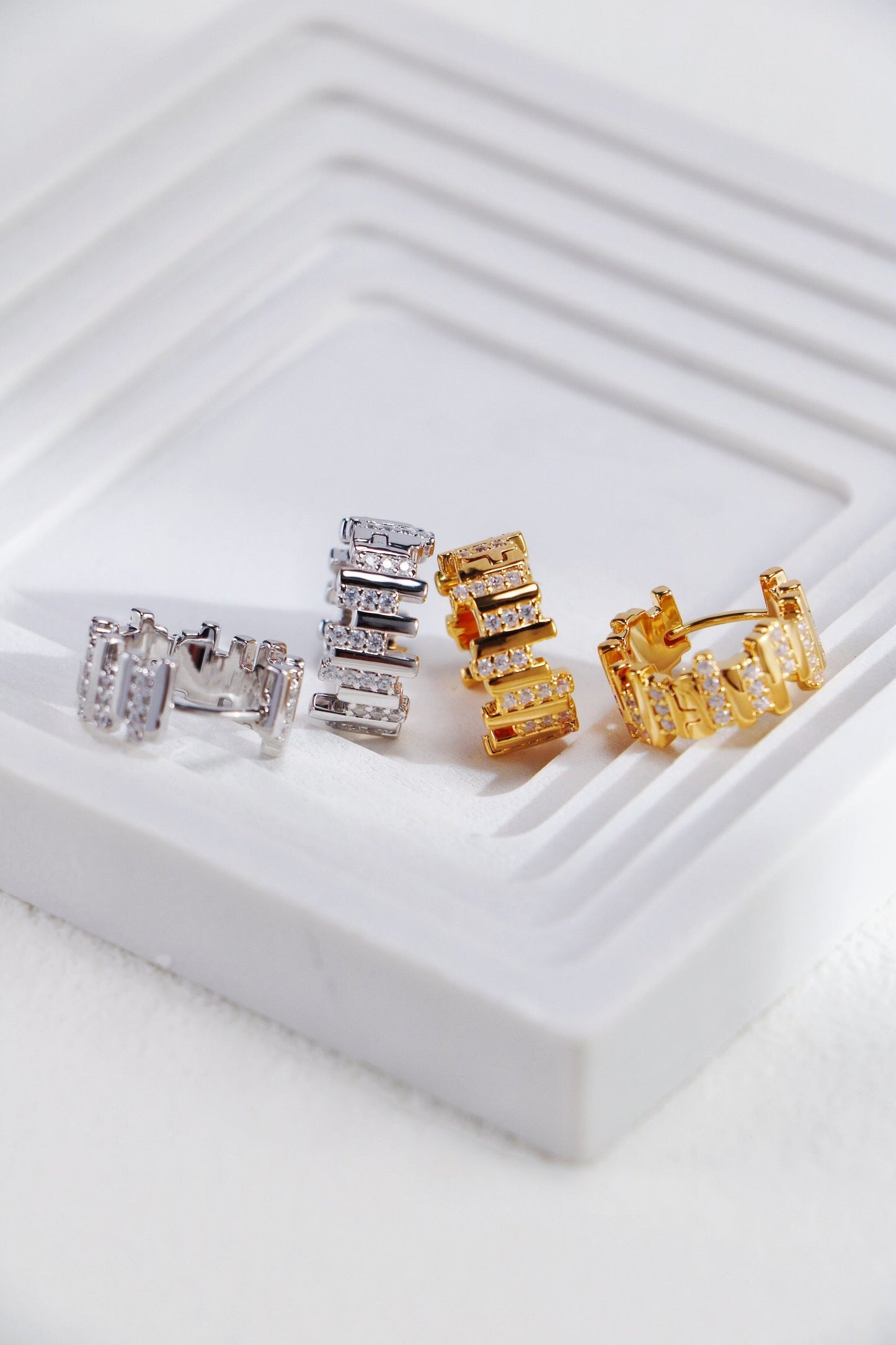 Boucles d'oreilles créoles en zircon ondulé