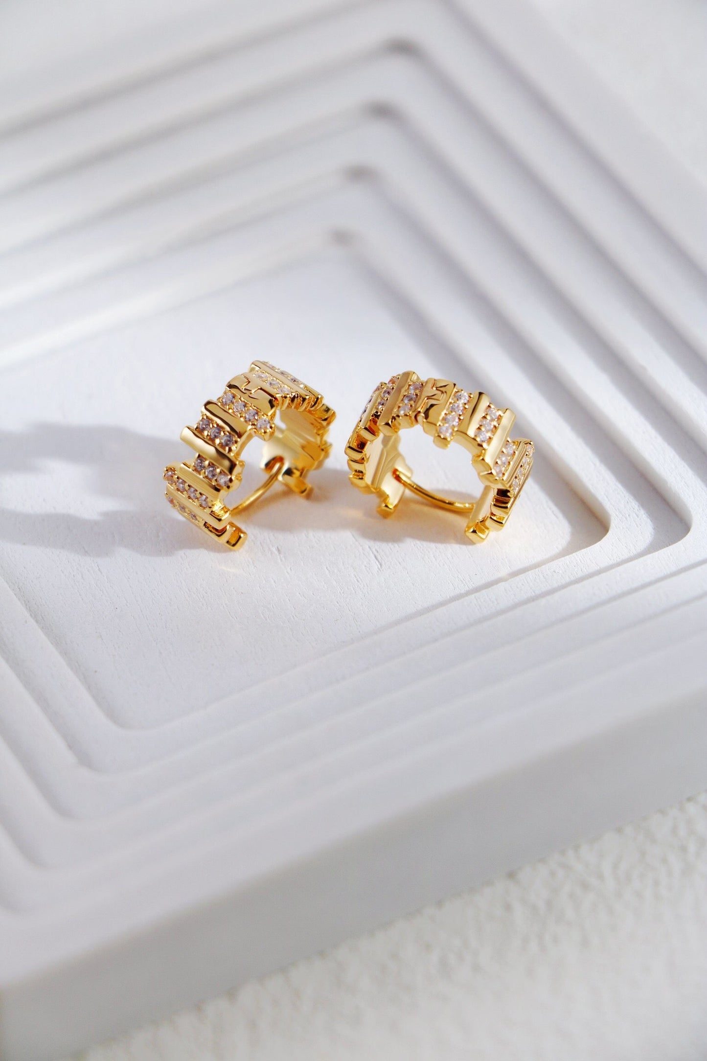 Boucles d'oreilles créoles en zircon ondulé