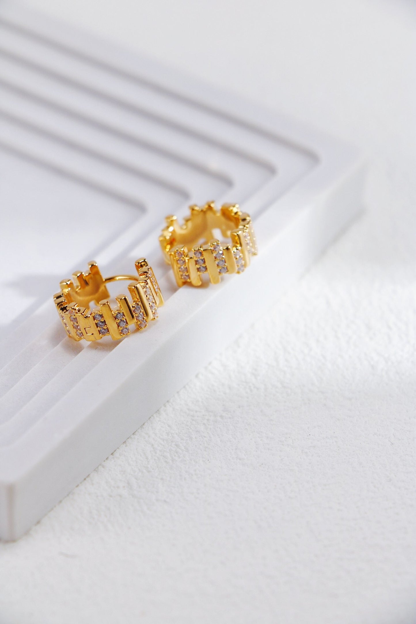 Boucles d'oreilles créoles en zircon ondulé