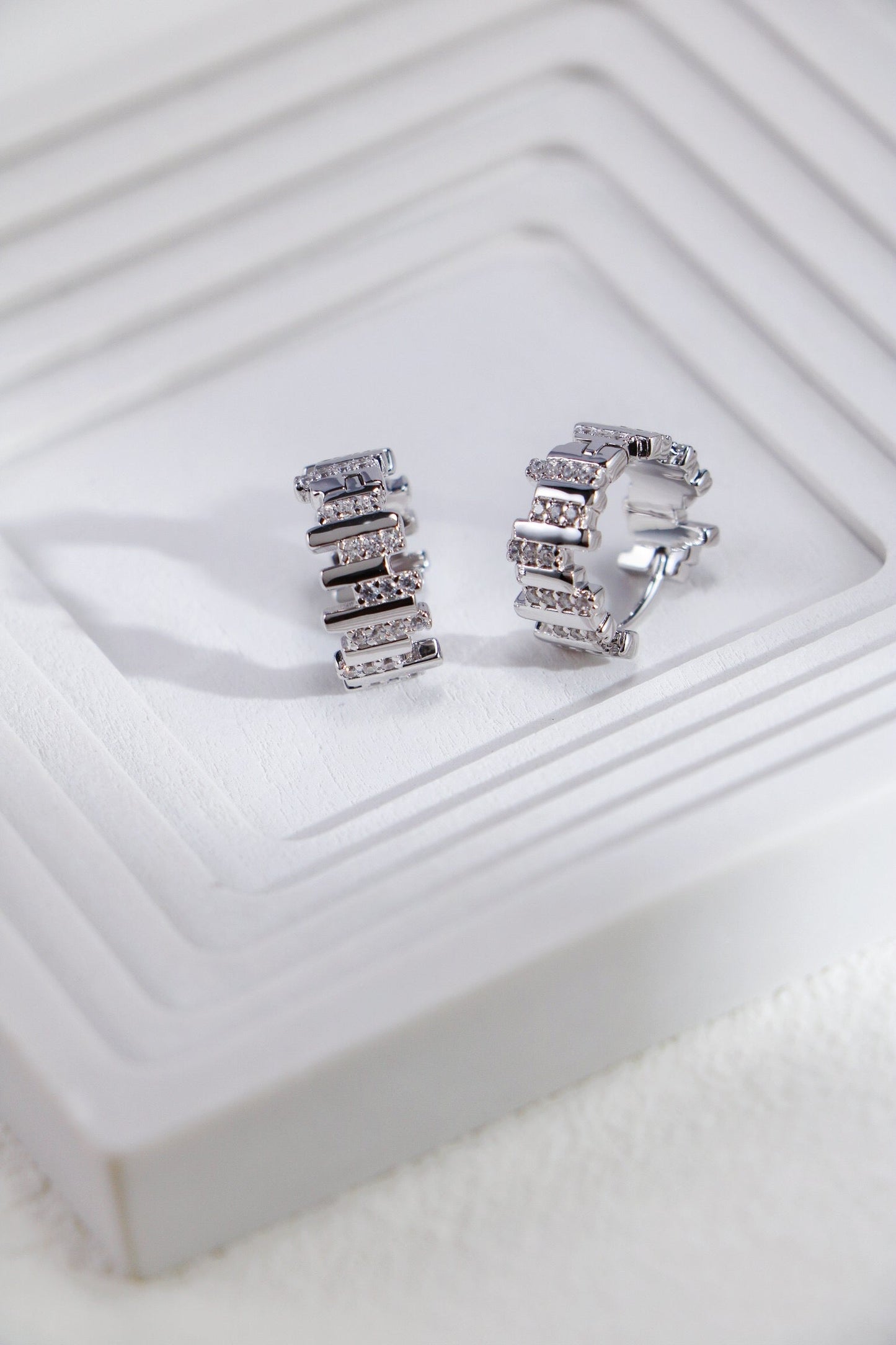 Boucles d'oreilles créoles en zircon ondulé