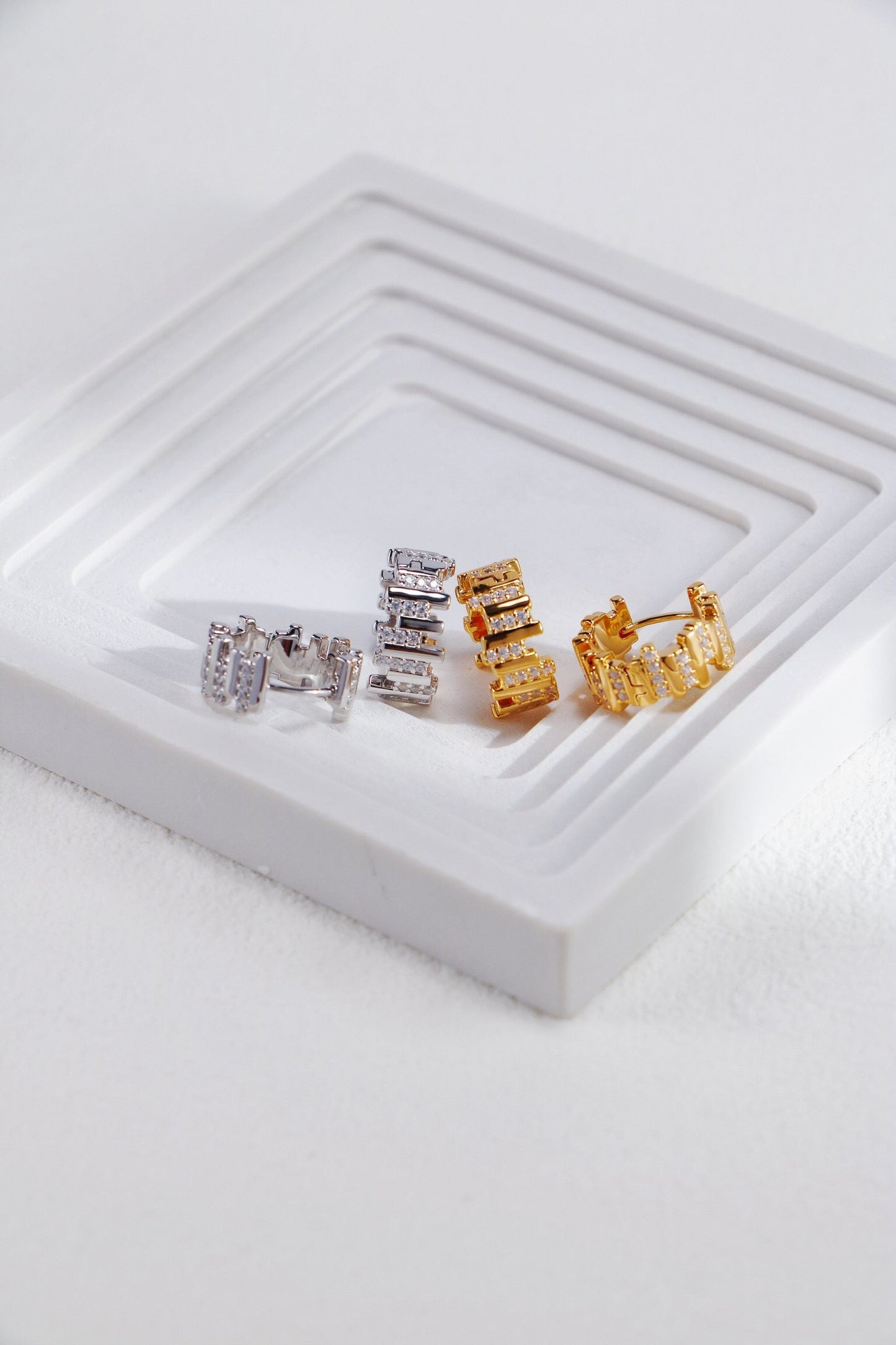 Boucles d'oreilles créoles en zircon ondulé